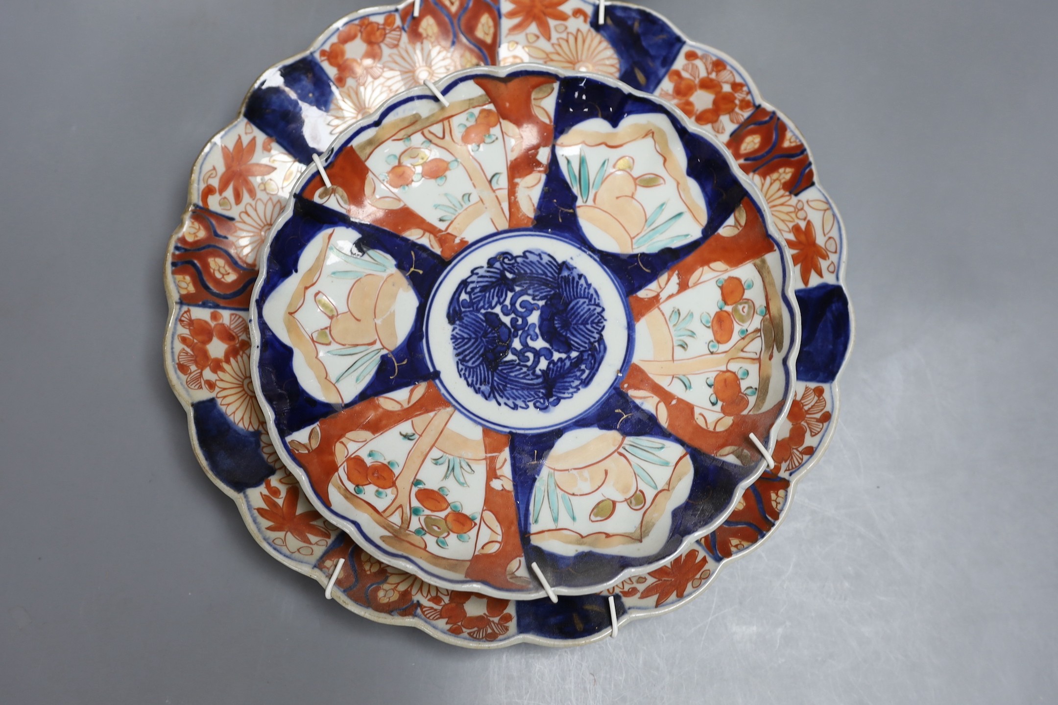 Four Japanese Imari dishes and a vase, vase 31 cms high. (5)